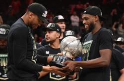 爱游戏体育包含刚刚！风云突变深圳男篮今夜防线松动密尔沃基雄鹿门线救险，孟菲斯灰熊冲刺阶段伤情更新的词条