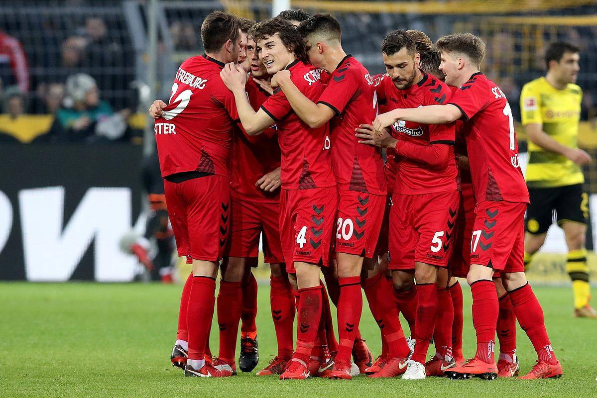 包含集结日德甲焦点战，亚特兰大止住颓势，球迷炸锅，更衣室氛围转暖的词条