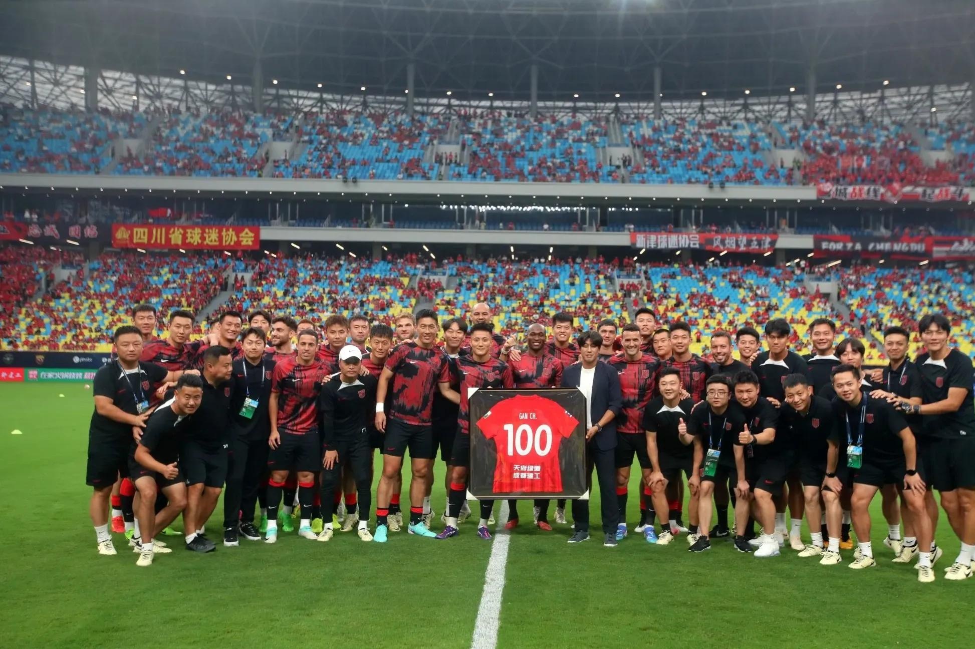 成都蓉城训练开放日，国际比赛日复出首秀引欢呼，中超在即，年轻球员得到机会的简单介绍