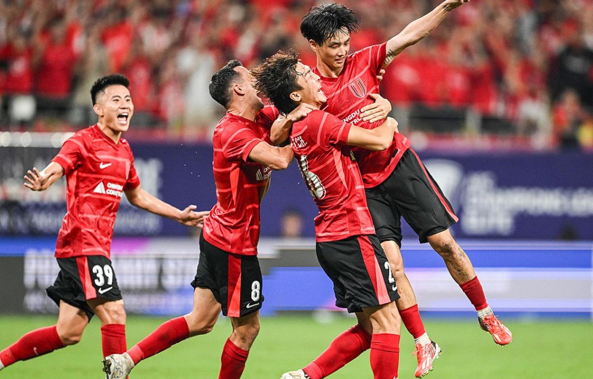 成都蓉城训练开放日，国际比赛日复出首秀引欢呼，中超在即，年轻球员得到机会的简单介绍